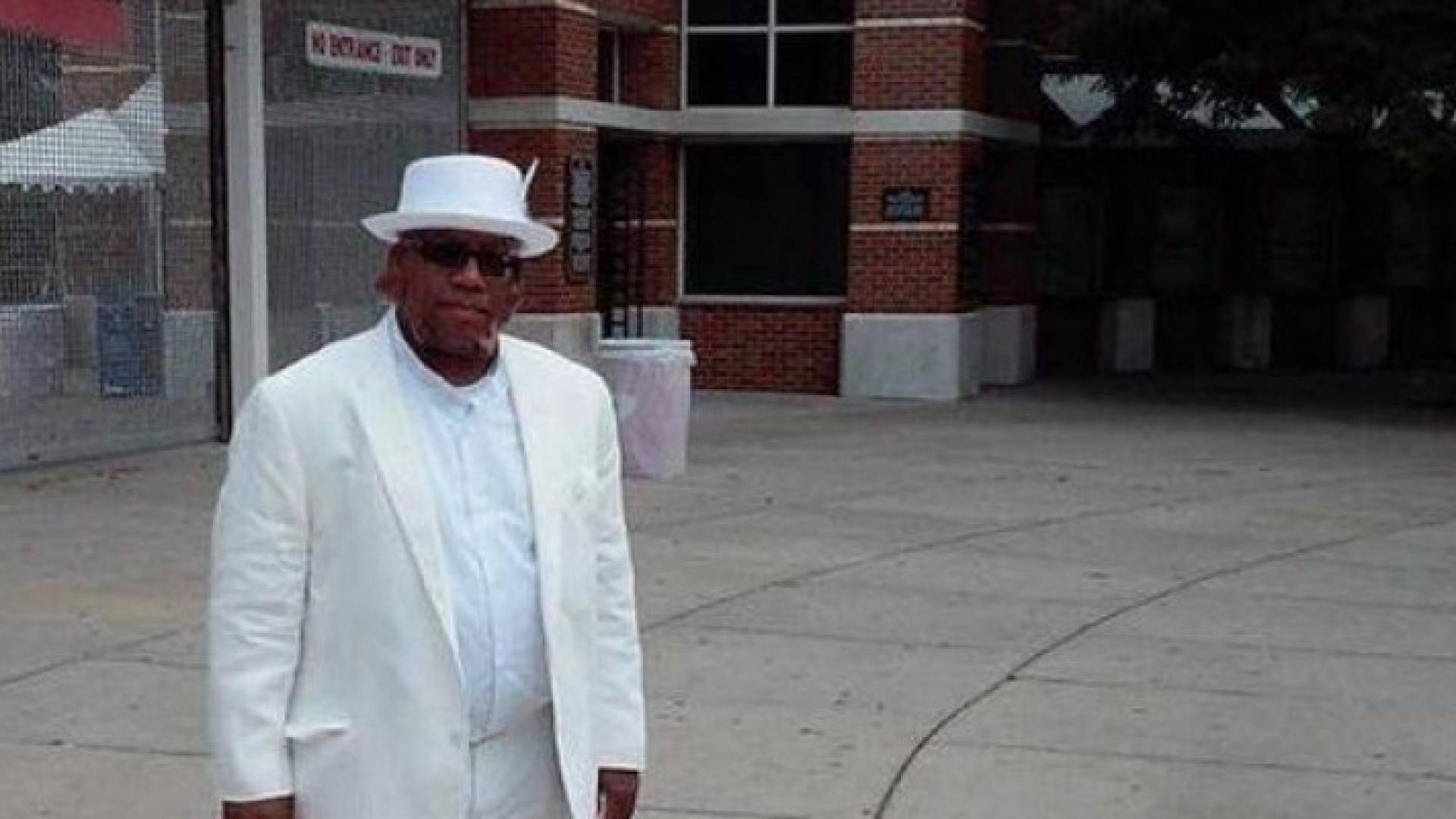 الرجل يعاني من ورم كبير الحجم على جانبي عنقه منذ 12 عاما