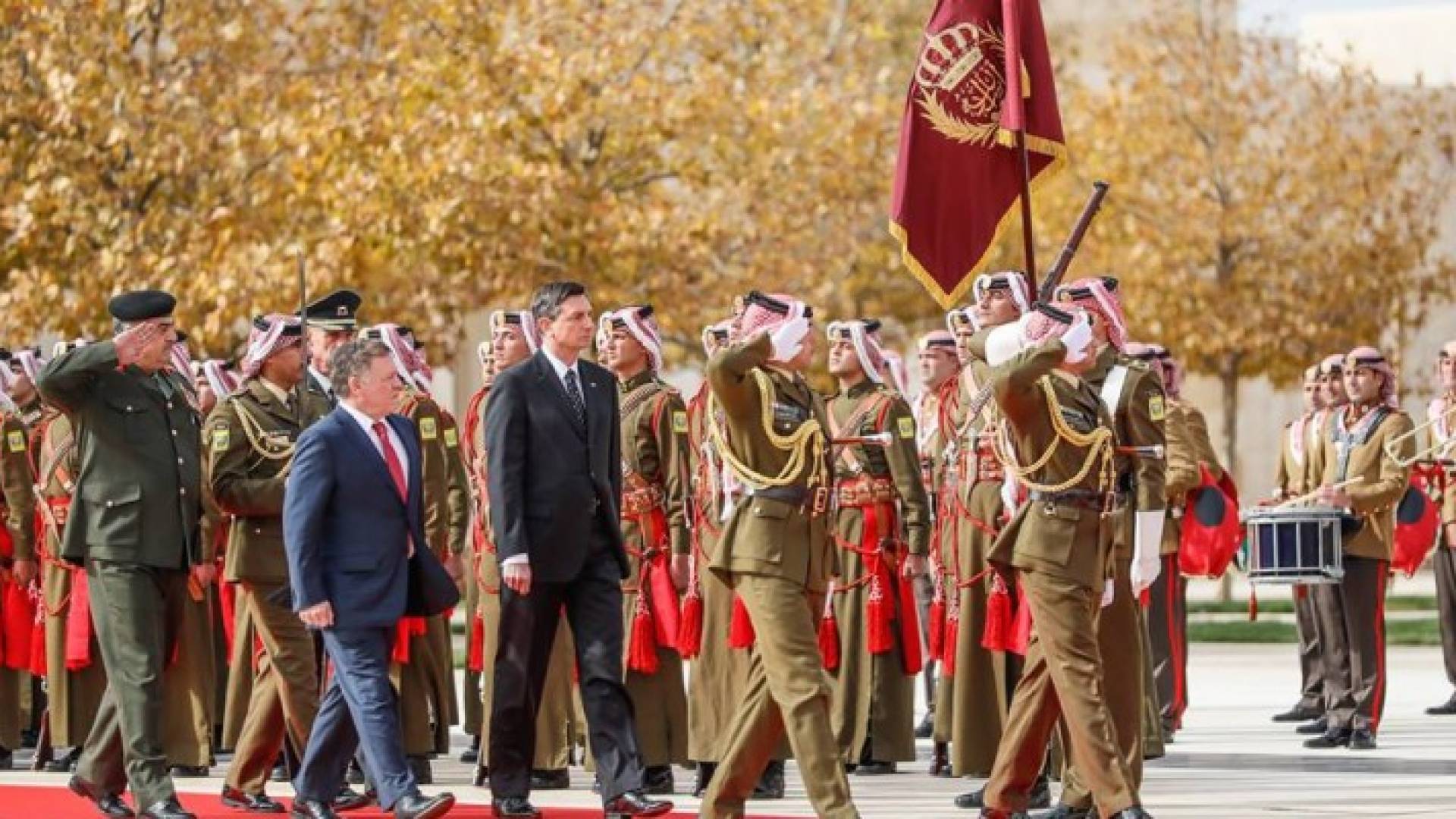 جلالة الملك والضيف يستعرضان حرس الشرف