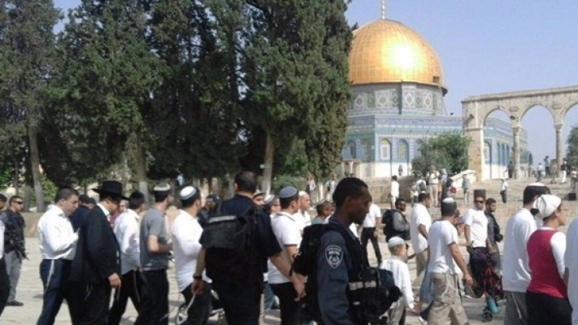 مستوطنون يقتحمون باحات المسجد الاقصى المبارك 