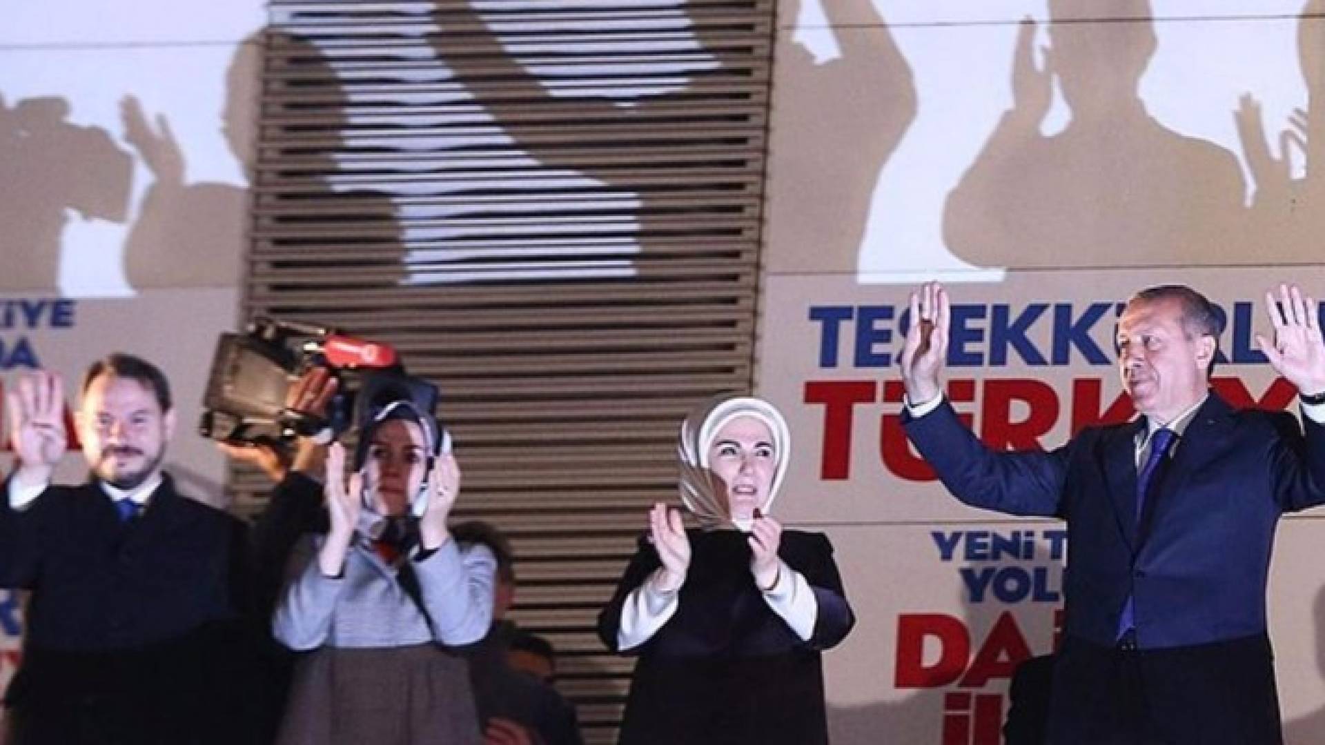 بيرات البيرق (أقصى اليسار) صهر أردوغان ووزير الطاقة
