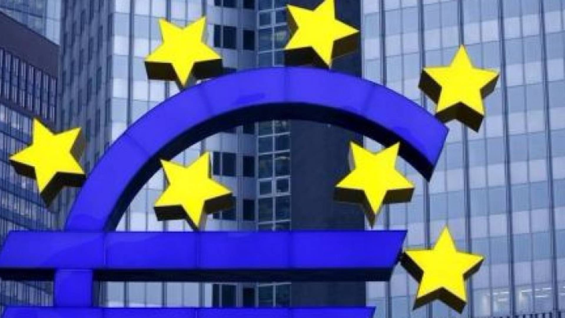 مجسم لشعار اليورو خارج مقر البنك المركزي الأوروبي في فرانكفورت