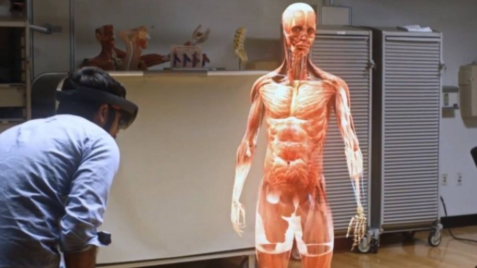 استعمال نظارة مايكروسوفت HoloLens في جراحة بالعمود الفقري