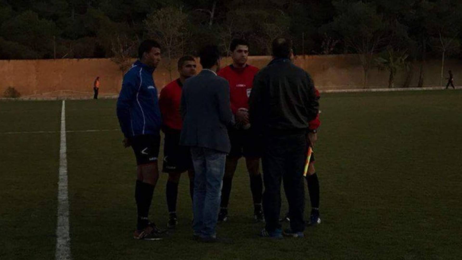 صورة خلال انقطاع الكهرباء عن الملعب