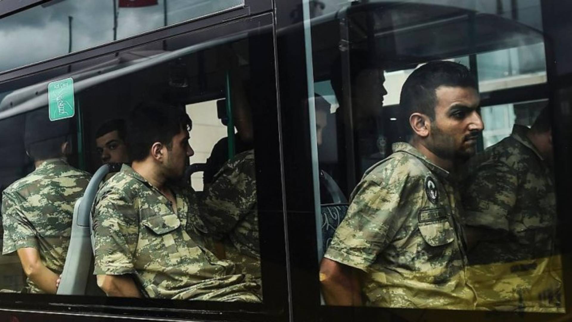 السلطات التركية شنت حملة اعتقالات في صفوف الجيش والمدنيين عقب محاولة الانقلاب الفاشلة