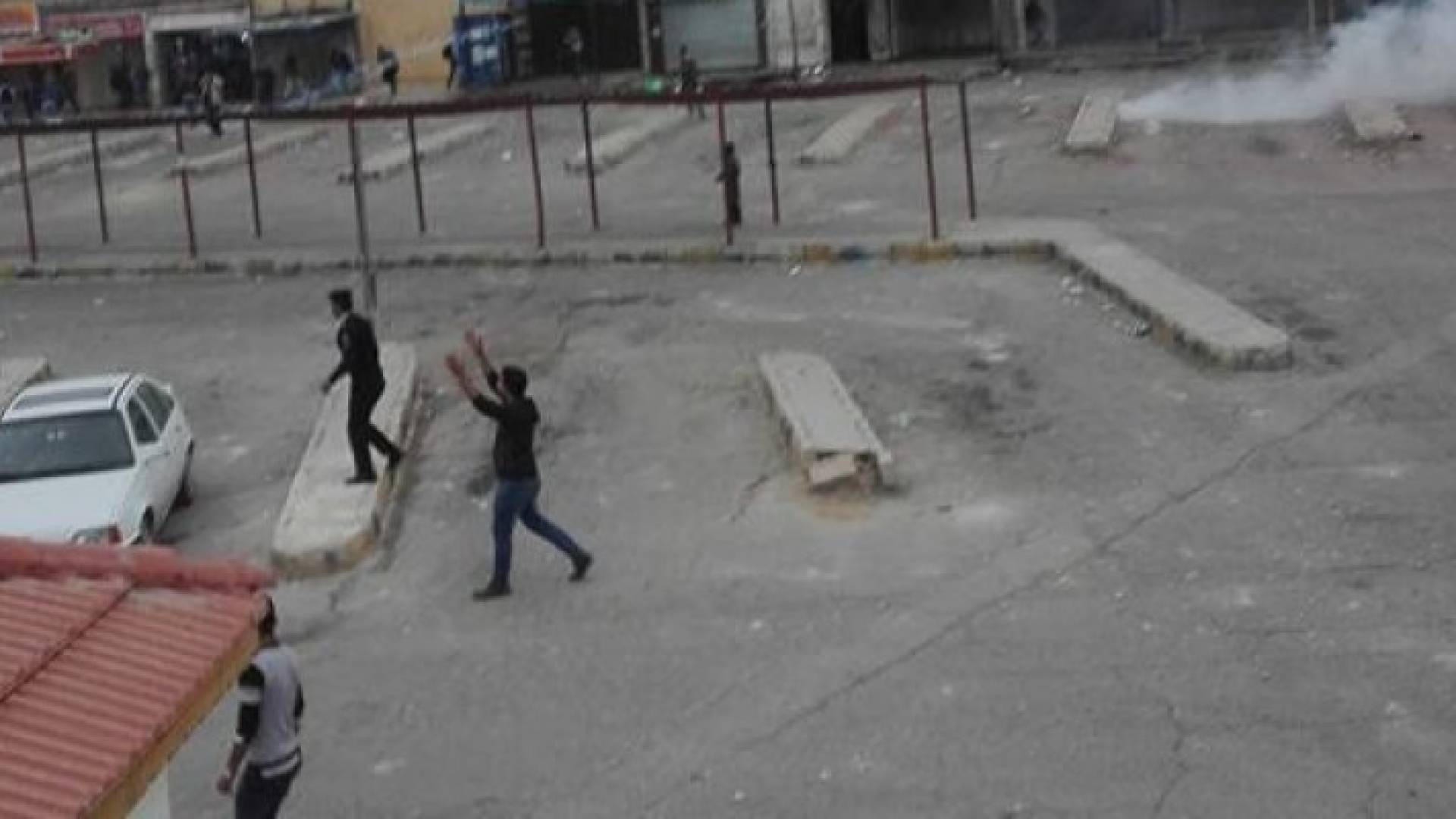 مجموعة من الشبان المشاركين بالمشاجرة