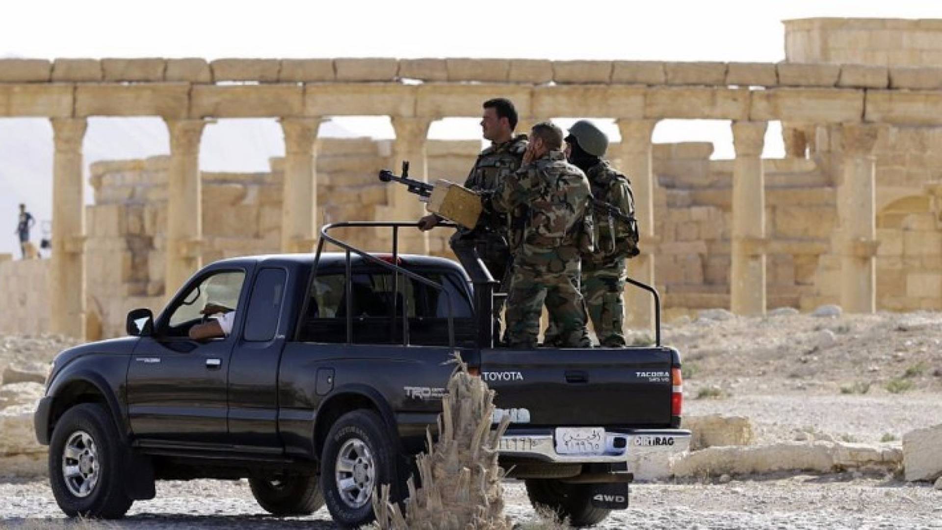 قوات موالية للحكومة السورية قرب المدينة الأثرية في تدمر