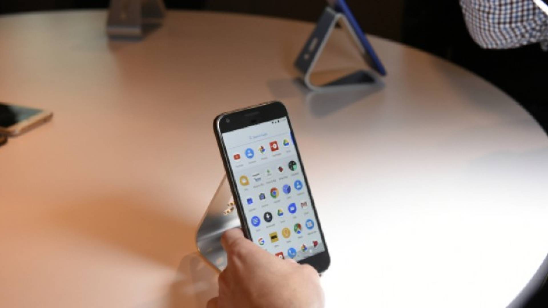 تواجه شركة جوجل الأميركية مجموعتي أبل وسامسونج وجها لوجه بهاتفها الجديد Pixel