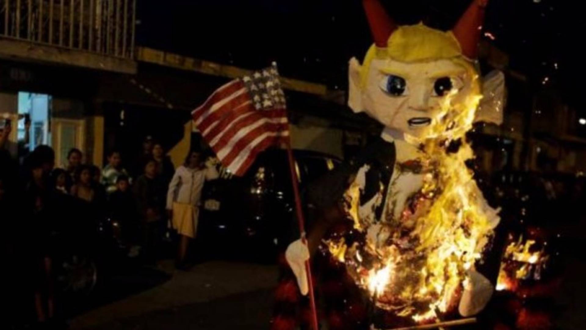 احتفال تقليدي يقام كل عام قبل عيد الميلاد، يحمل اسم (لا كويما ديل ديابلو) أو حرق الشيطان