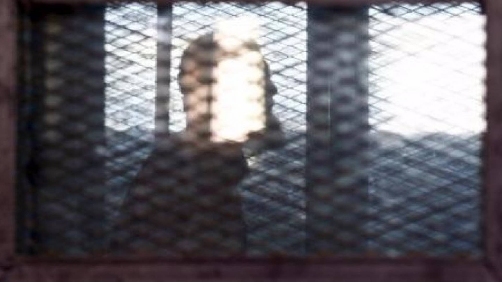 القيادي المتشدد عادل حبارة يجلس داخل قفص الاتهام خلال جلسة محاكمة في القاهرة