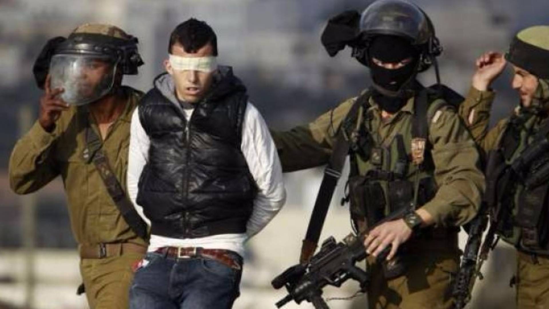 جنود الاحتلال يعتقلون فلسطينييا - ارشيفية
