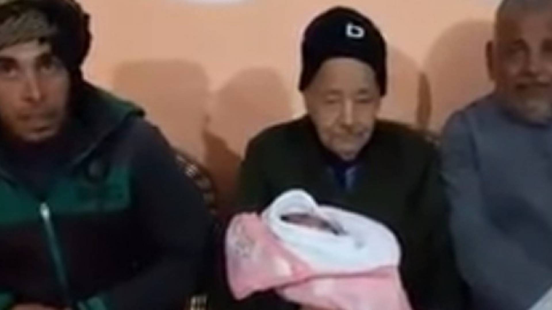 المسن نعمات هليل زعرب - يحمل طفلته