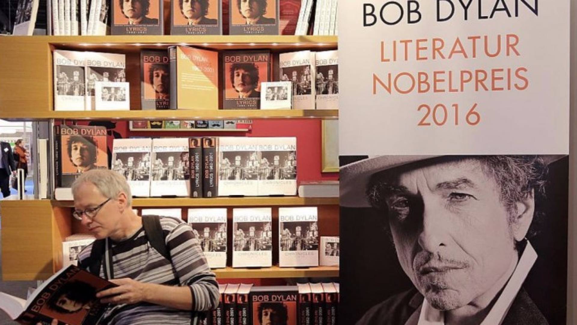 نال ديلان الجائزة بسبب ابتكاره تعبيرات شعرية جديدة في الأغنية التقليدية الأميركية