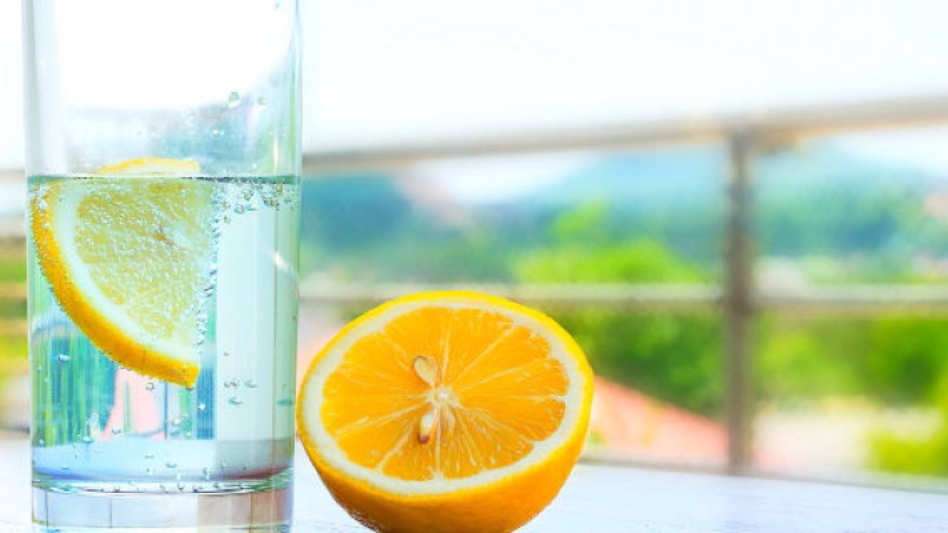 يساعد تناول مشروب الماء بالليمون الكليتين والكبد على السموم بكفاءة