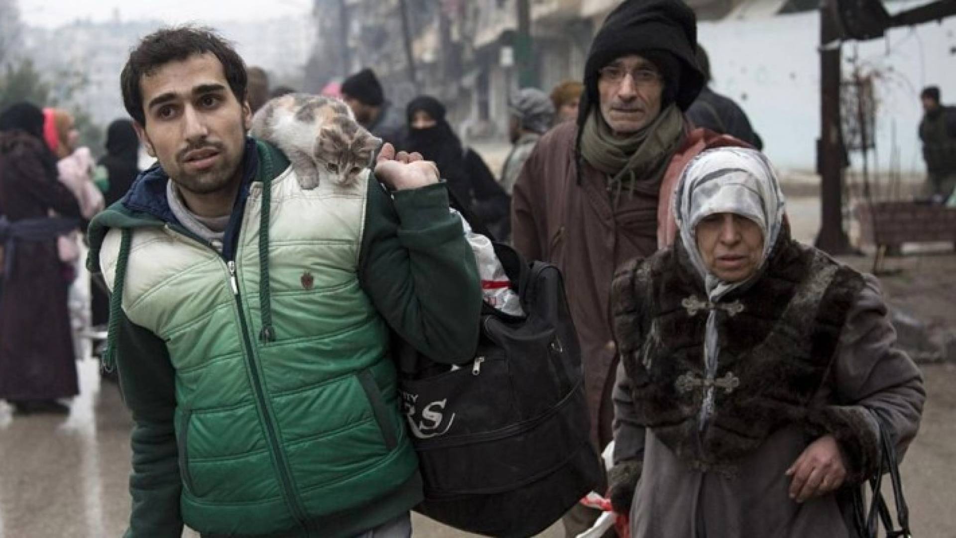 مدنيون يغادرون حلب
