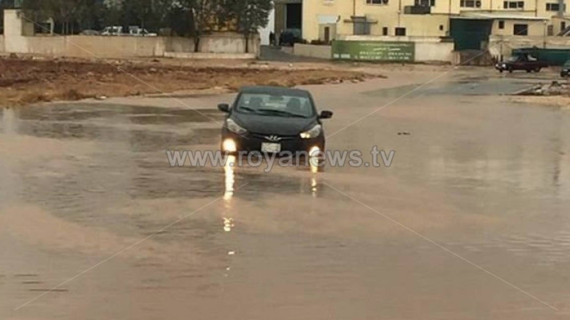 تساقط الامطار على طريق المطار