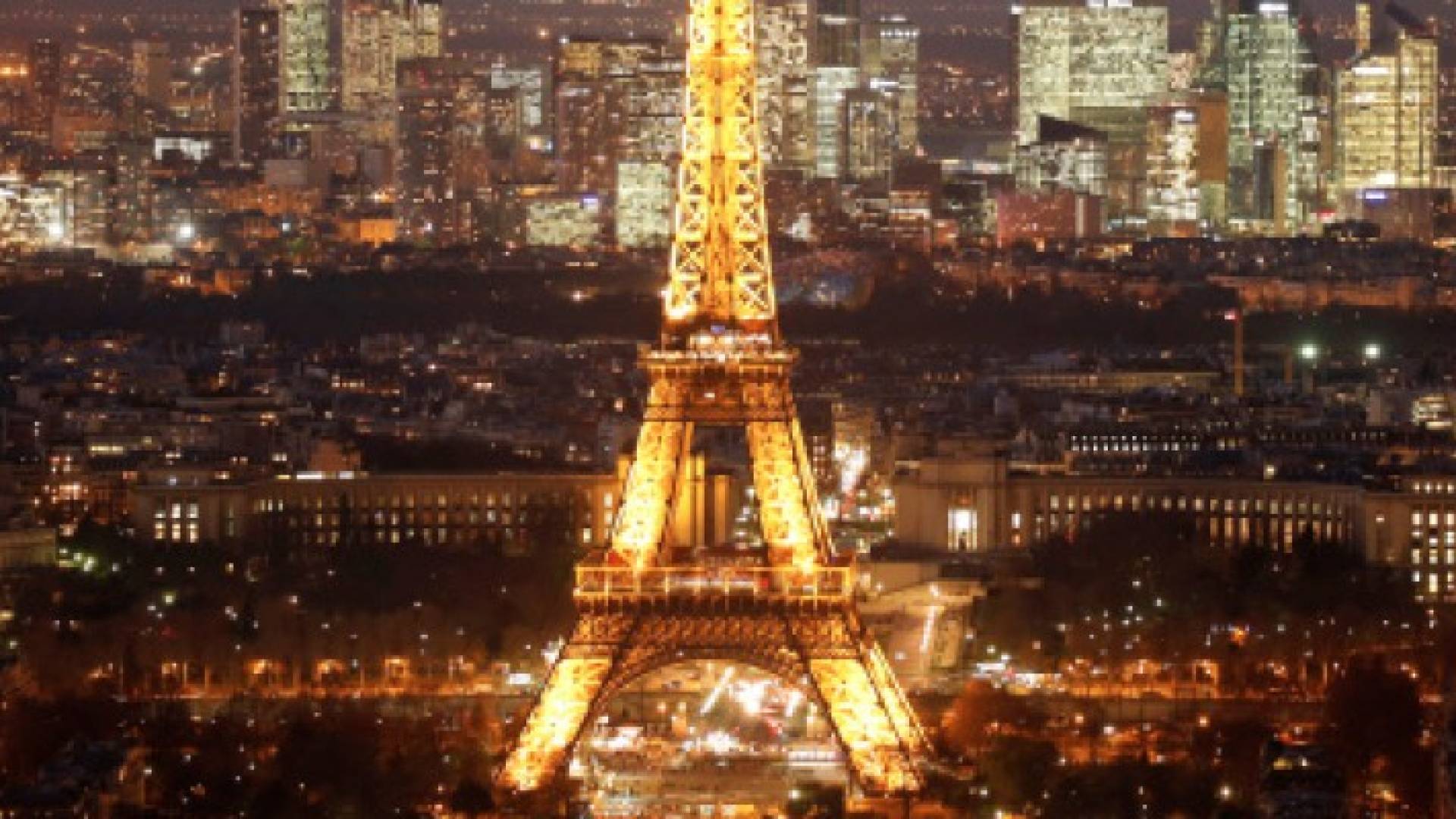 برج إيفل في باريس يطفئ أنواره الليلة تضامنا مع حلب السورية