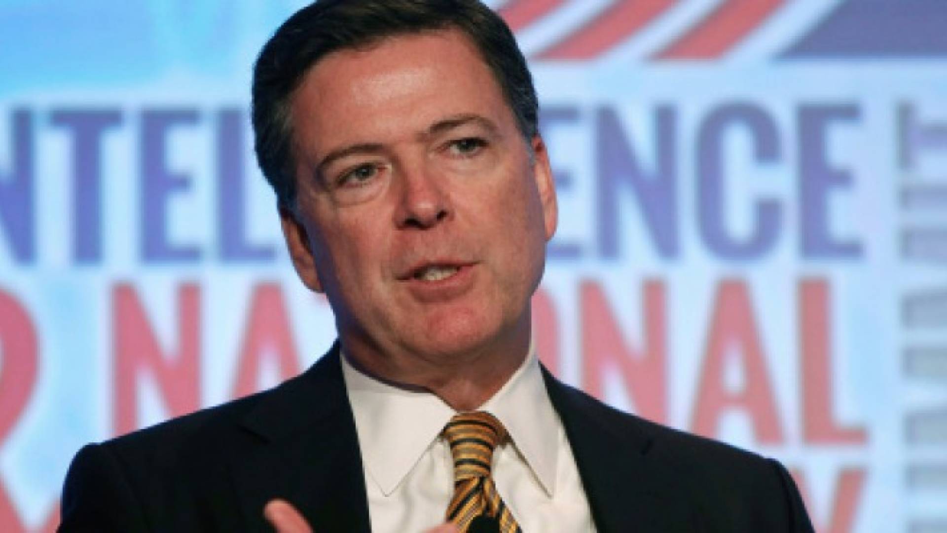 مدير الـ FBI ينصح موظفيه بتغطية كاميرا اللابتوب
