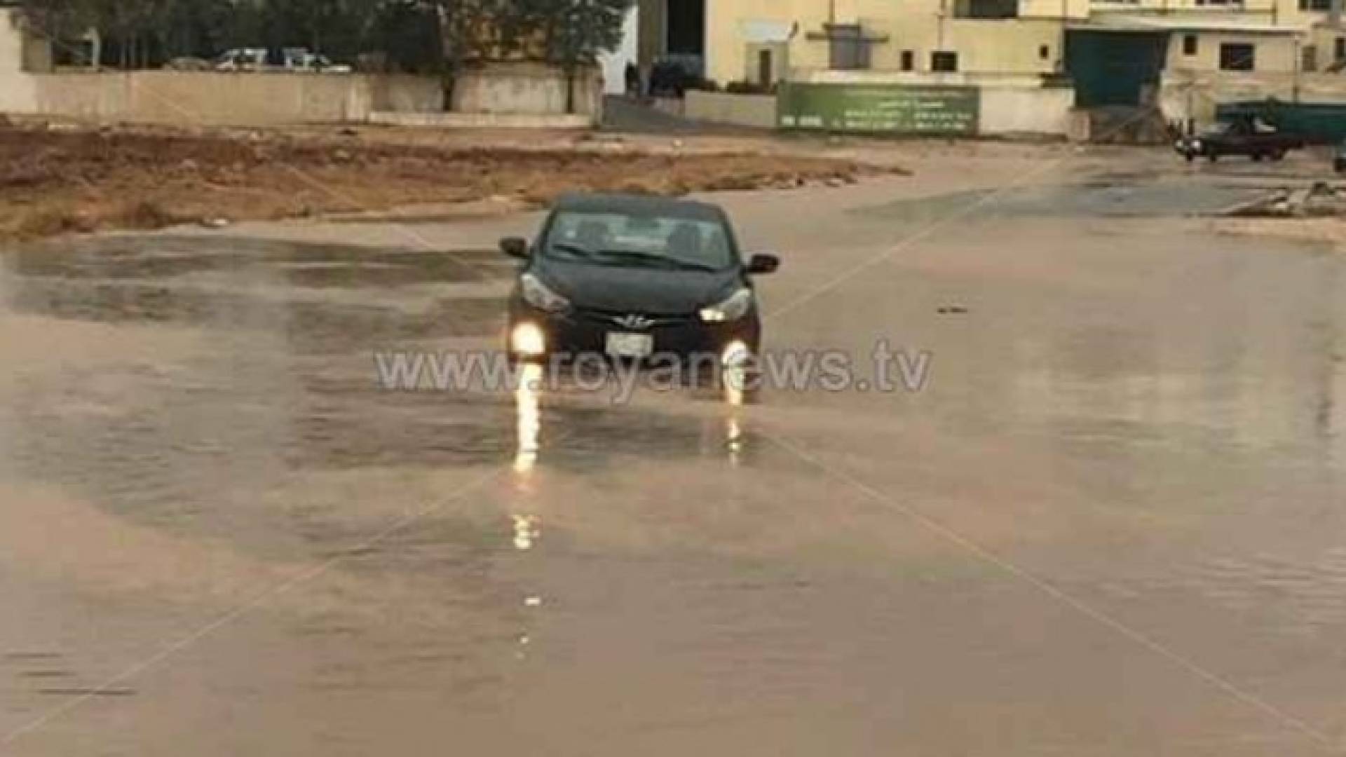  تساقط الامطار على طريق المطار