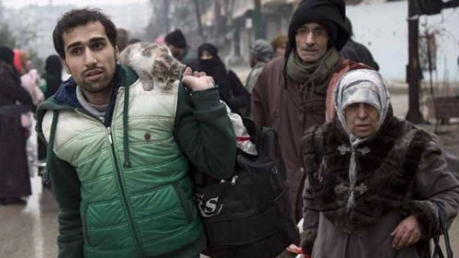 بدء إجلاء المسلحين والمدنيين عن حلب الشرقية