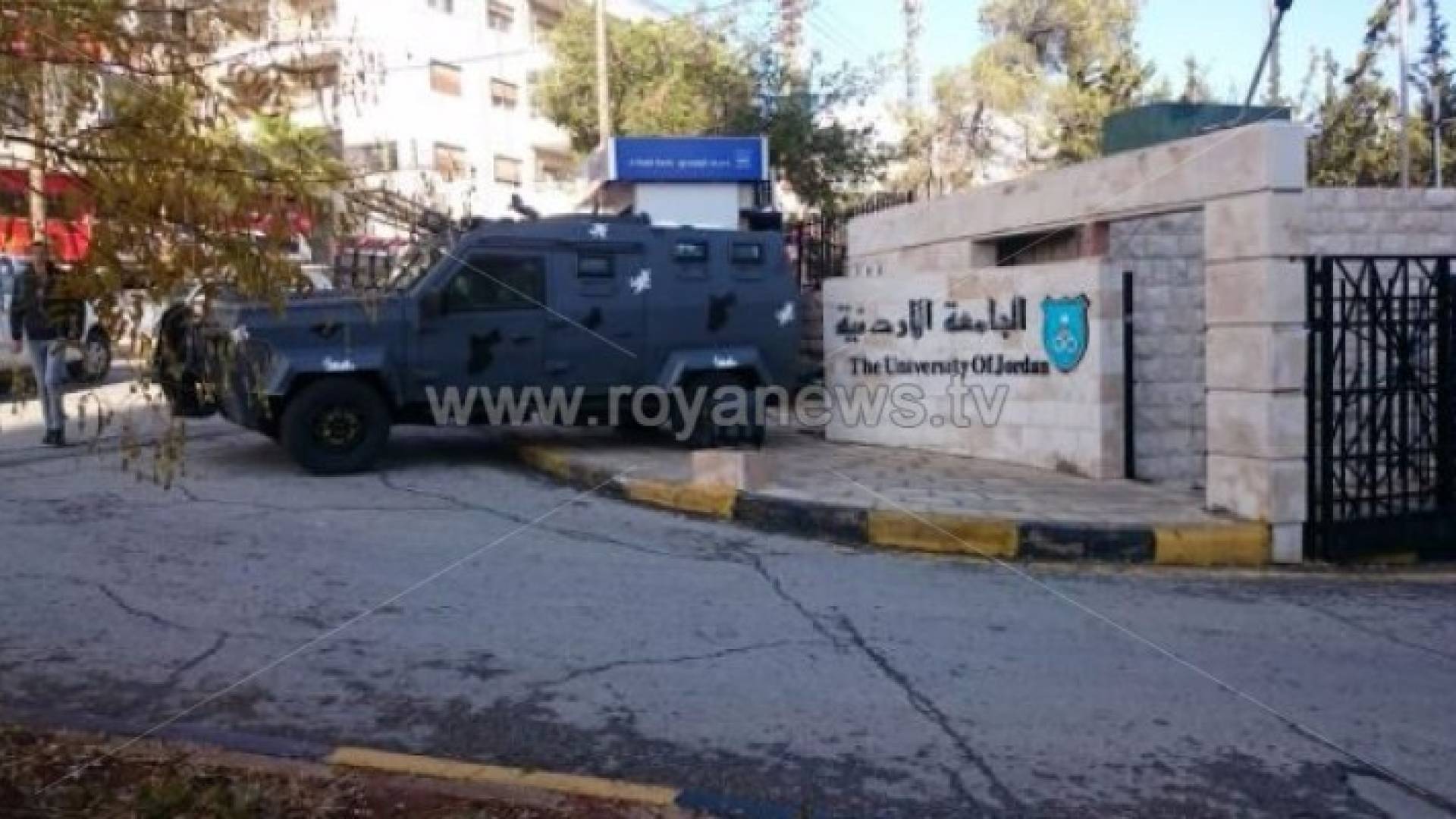تواجد الأمن أمام بوابة الجامعة الأردنية 