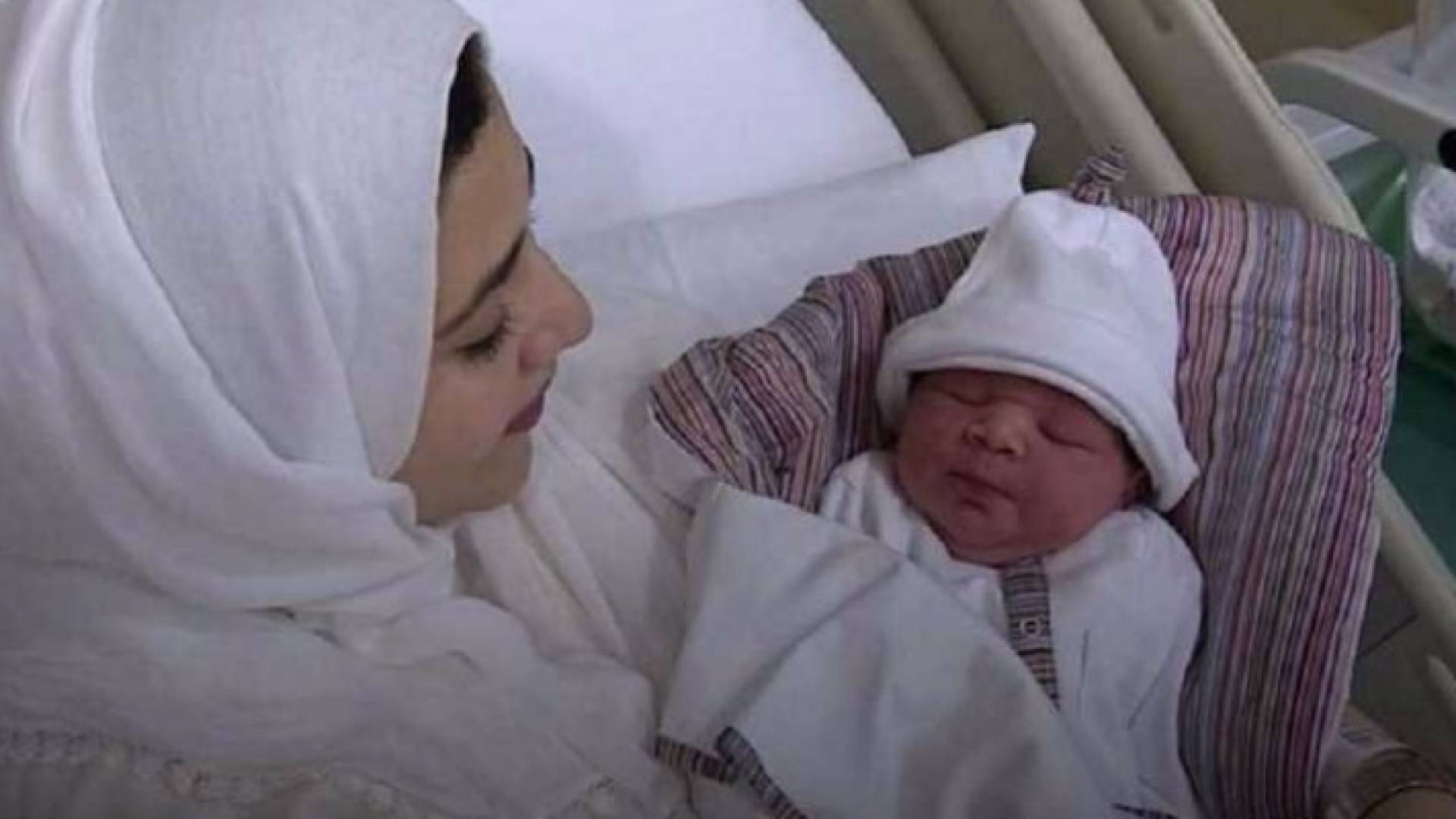 الإماراتية موزة المطروشي وطفلها 