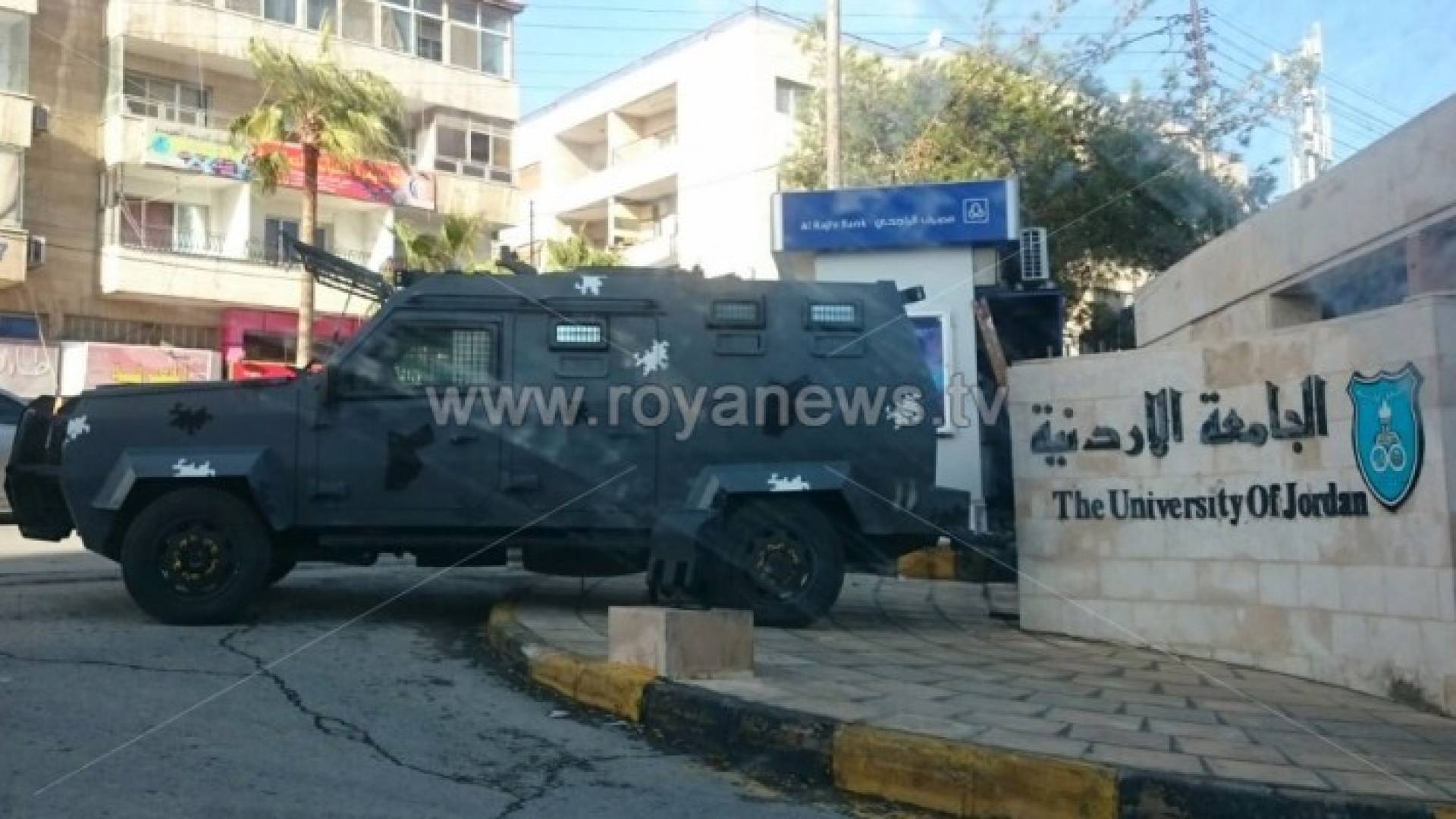 الأمن أمام بوابة الجامعة الأردنية - تصوير رعد بن طريف 