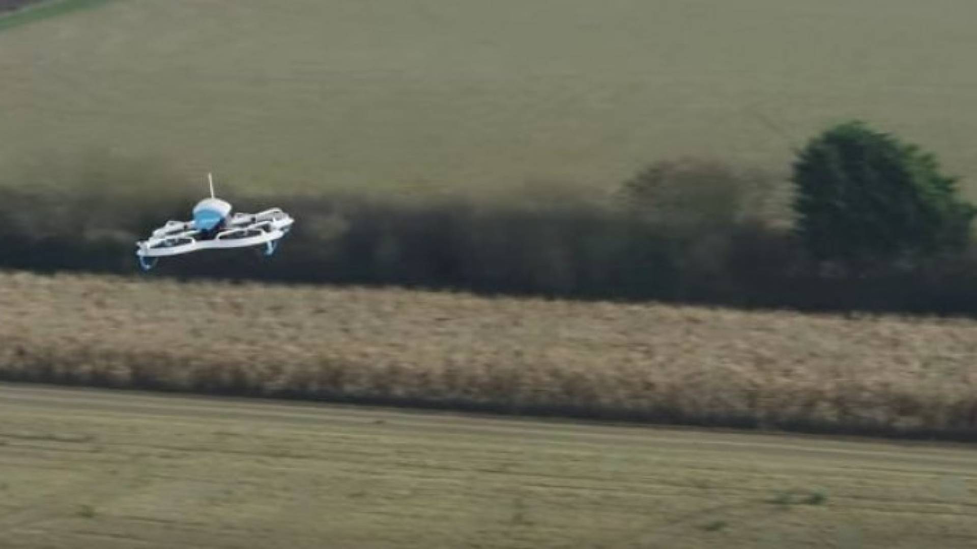  أمازون تجري أول عملية تسليم بضائع بطائرة بدون طيار 