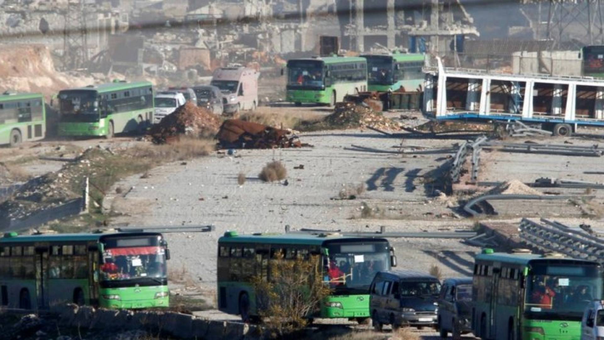 حافلات حكومية تقل مدنيين ومسلحين إلى خارج حلب