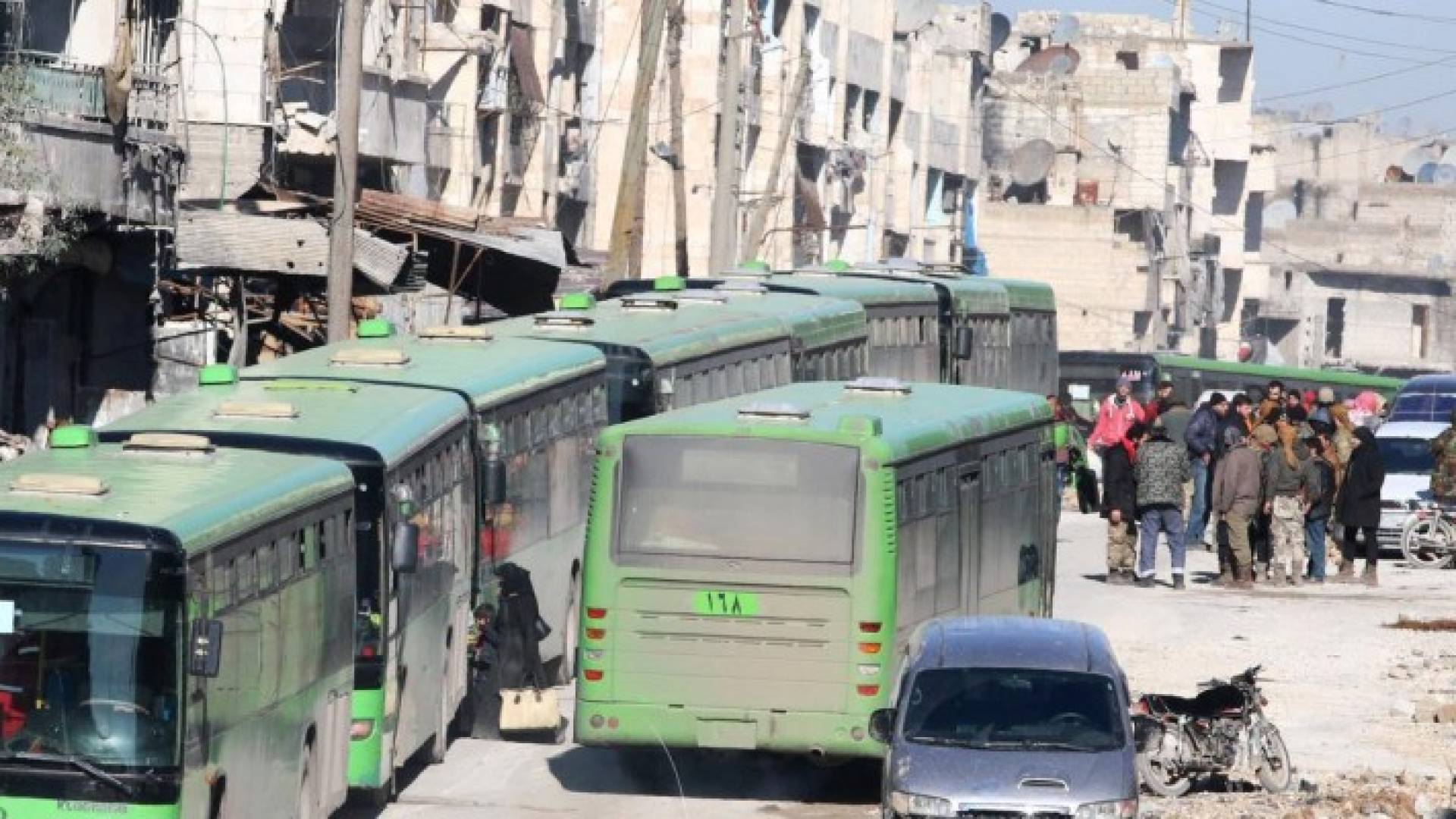 حافلات حكومية تقل مدنيين ومسلحين إلى خارج حلب