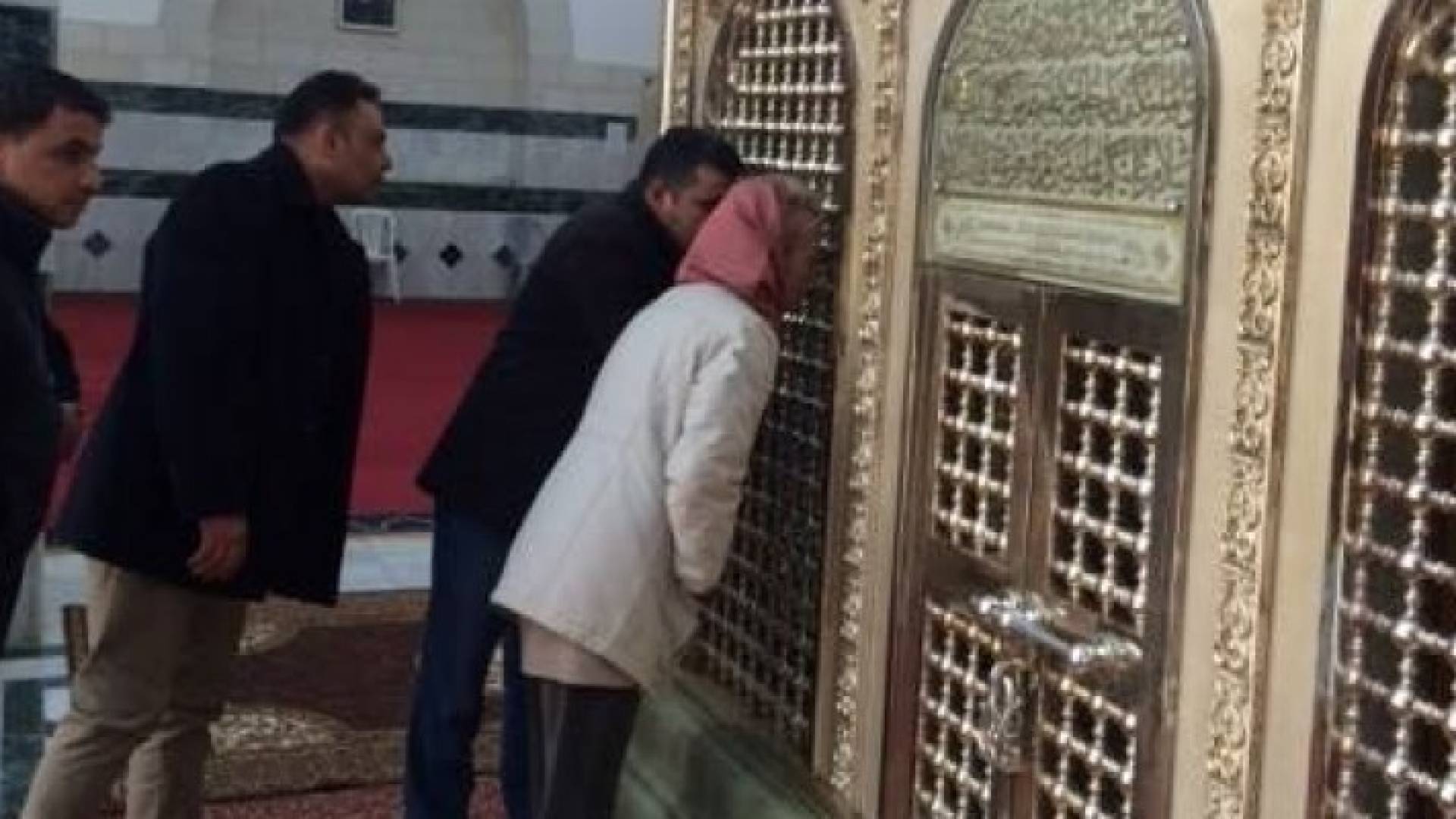 السفيرة في أحد المقامات