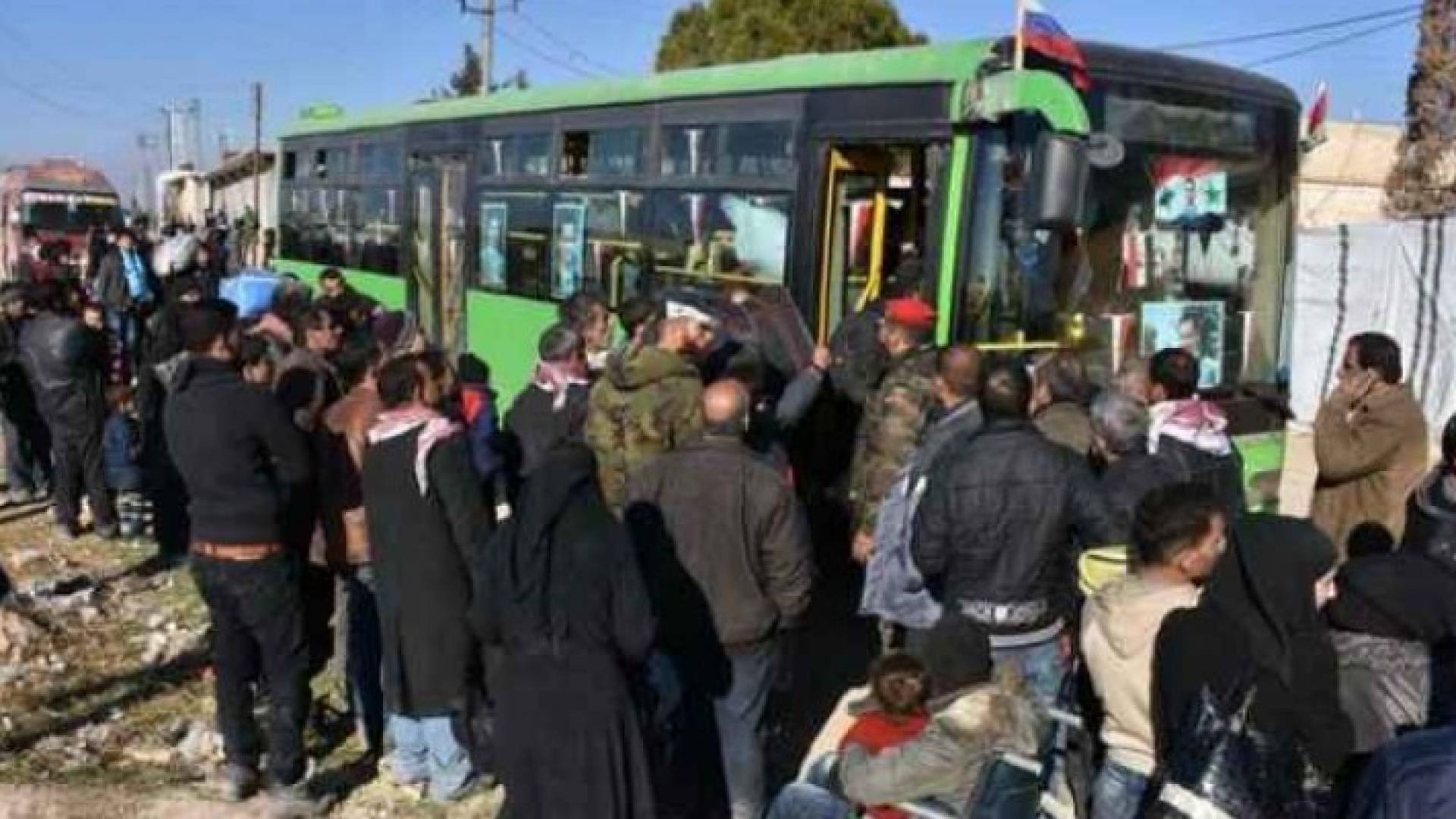 حافلات اصطفت لاجلاء المدنيين من حلب