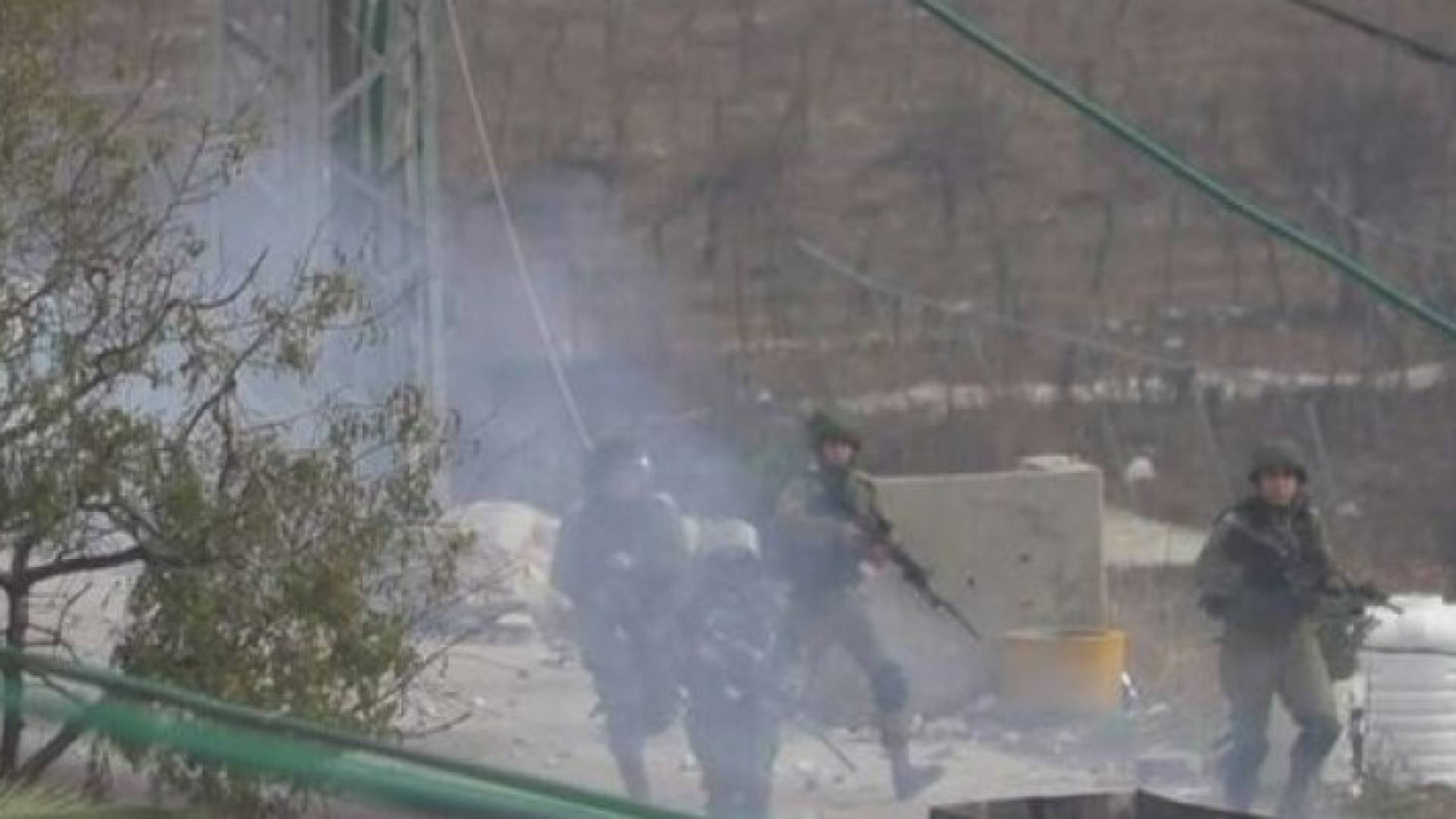 إصابة 18 فلسطينيا وجنديا اسرائيليا في مواجهات بيت أمر