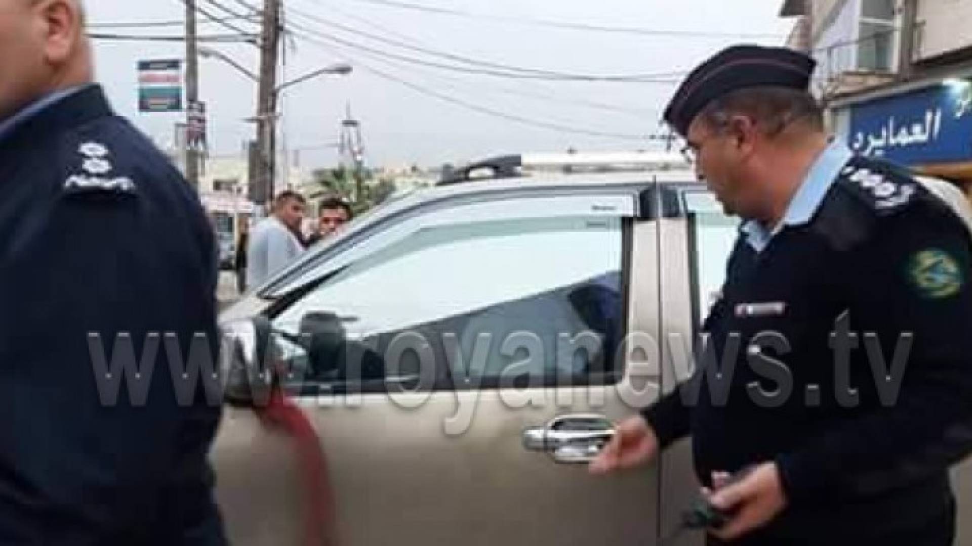 مواطن يهدد بحرق نفسه ومركبته في اربد