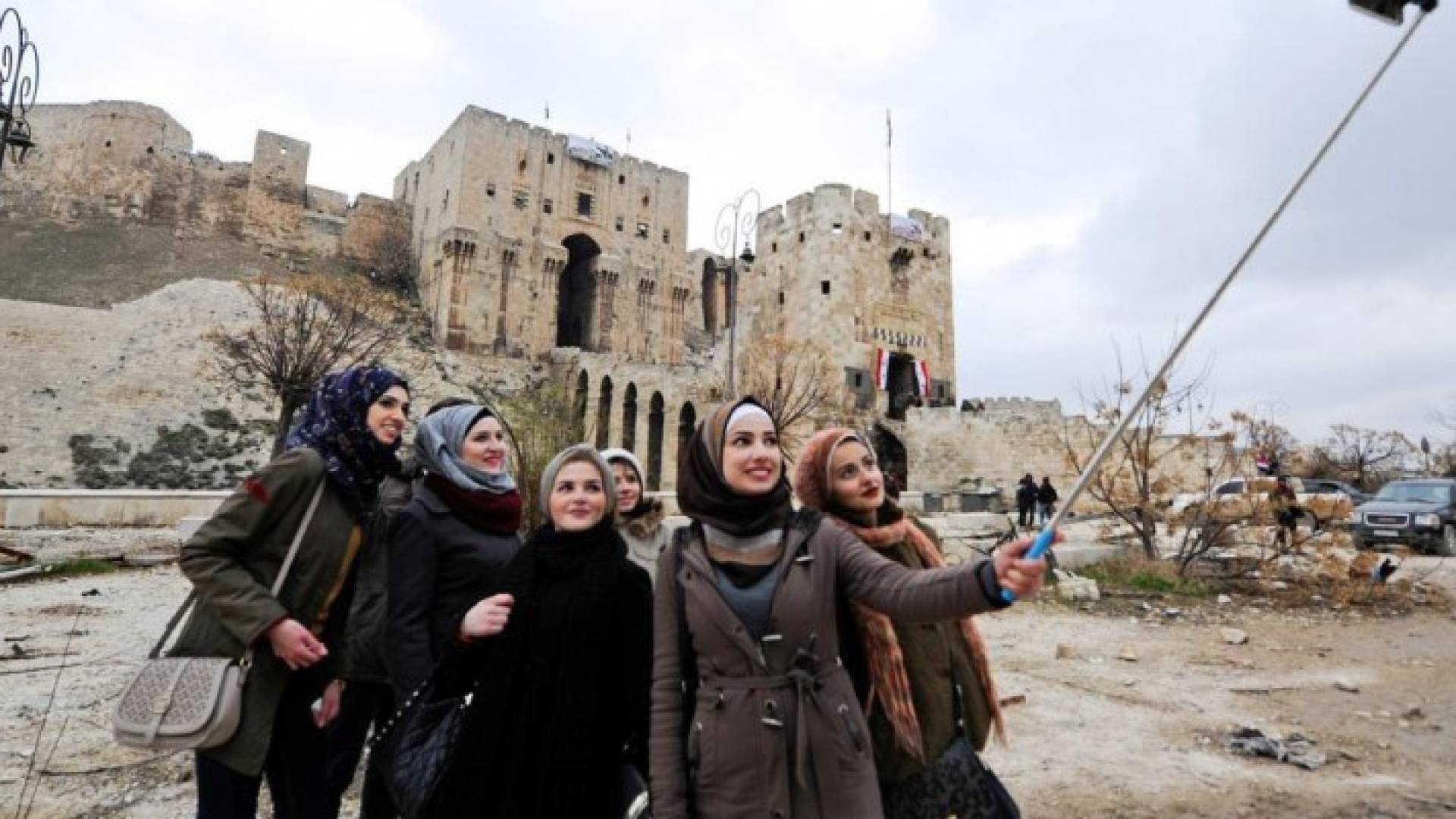 شابات يلتقطن "سيلفي" على أنقاض المباني