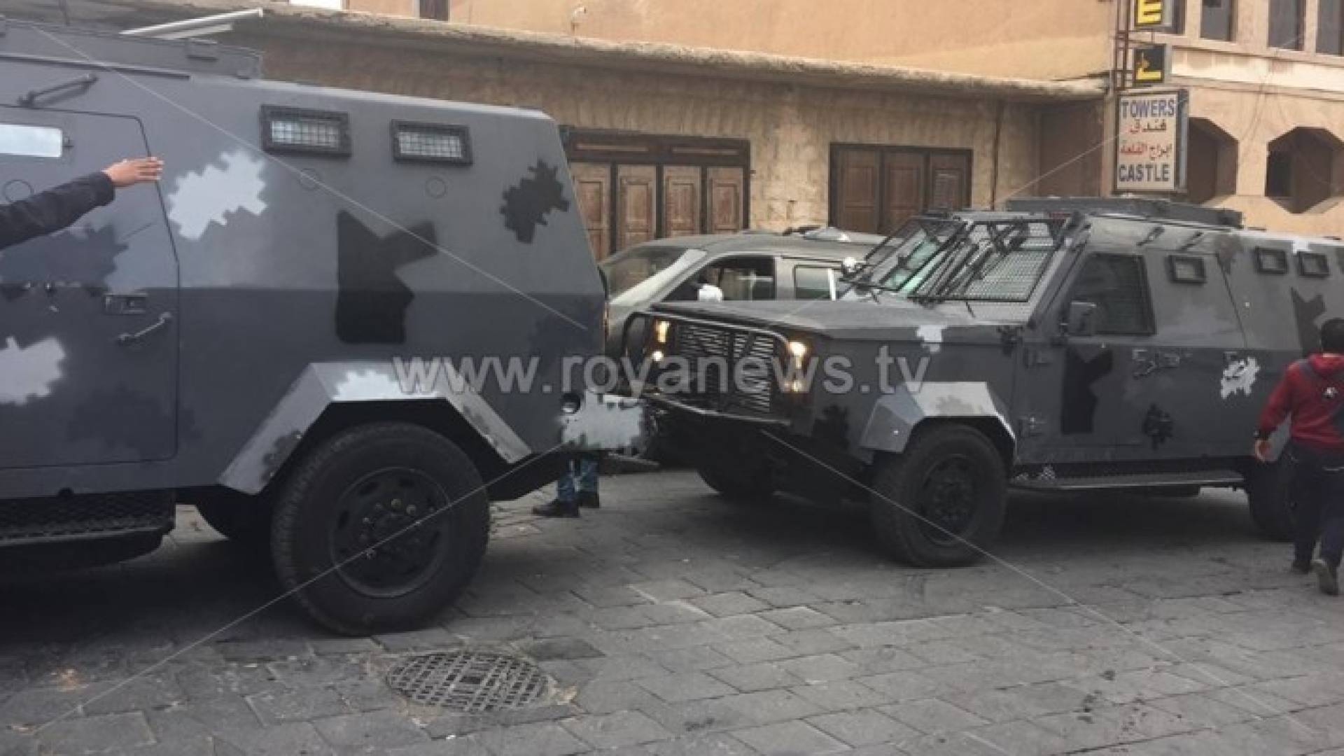 الصورة أمام مركز أمن الكرك