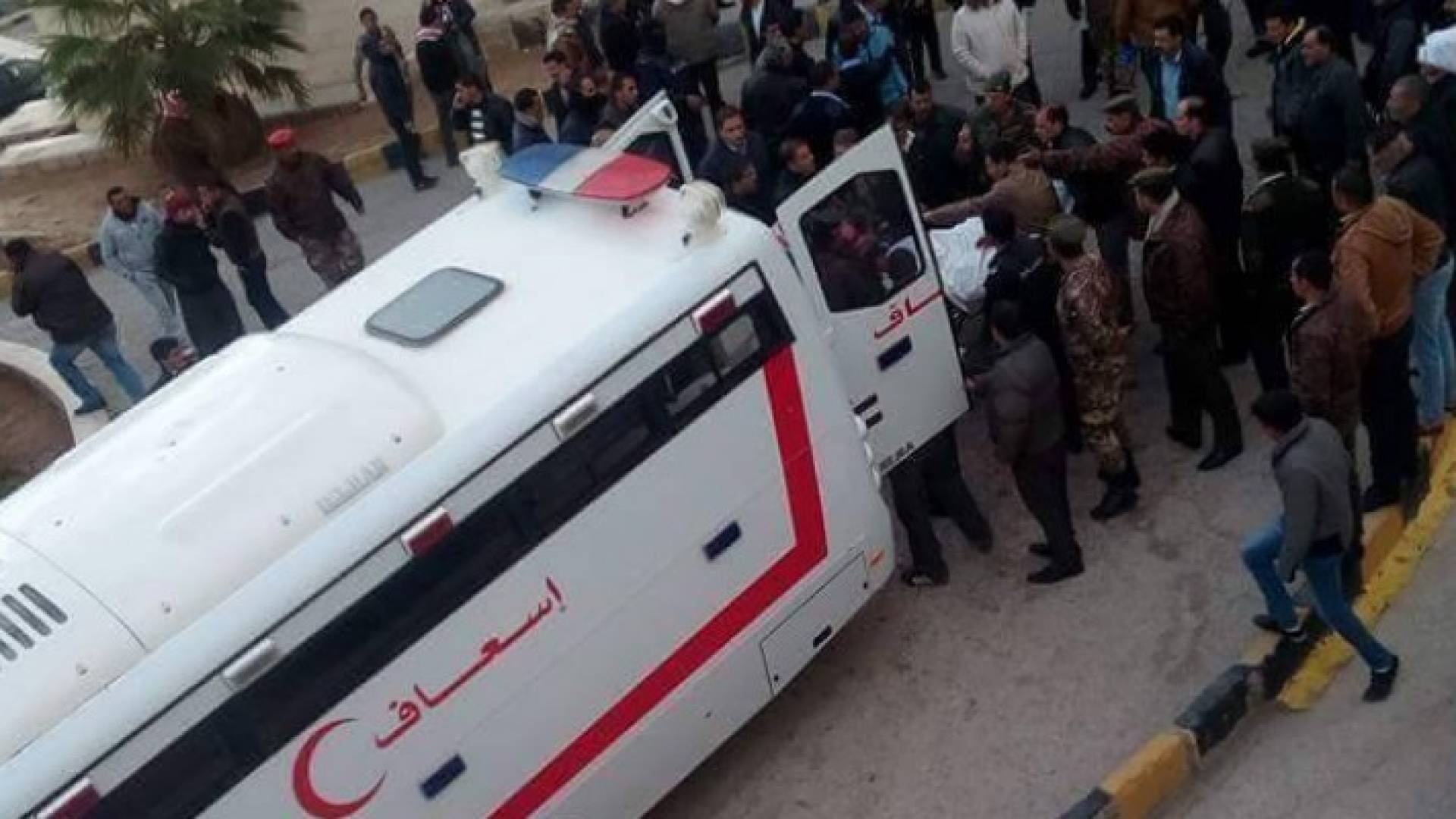جانب من نقل المصابين إلى مستشفى الكرك 