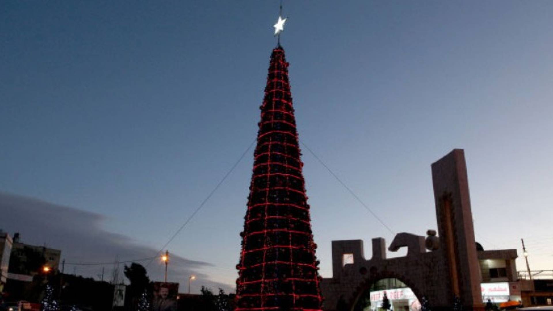 شجرة عيد الميلاد المجيدة