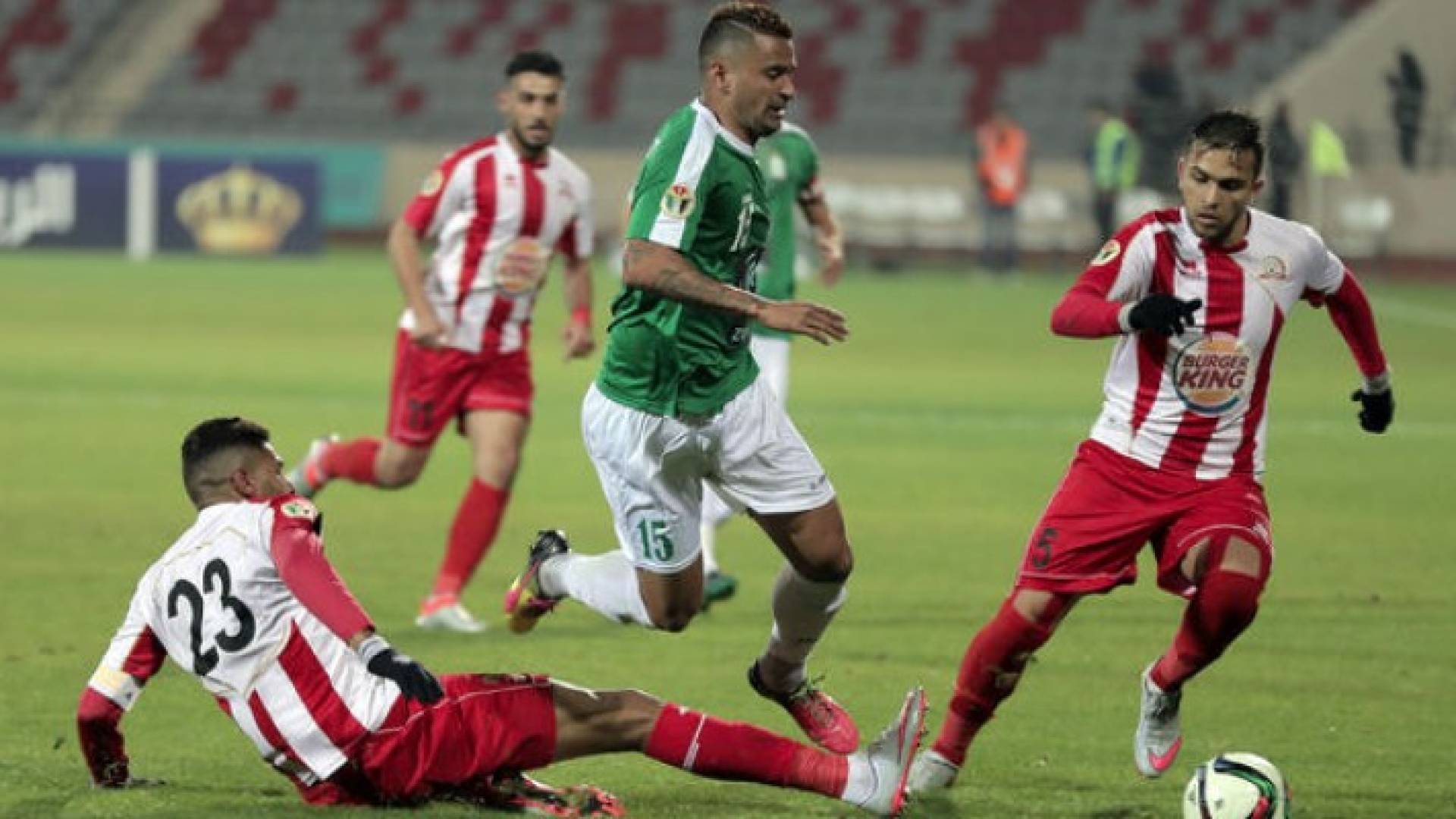 محترف الوحدات يوريس يحاول اختراق لاعبي شباب الأردن