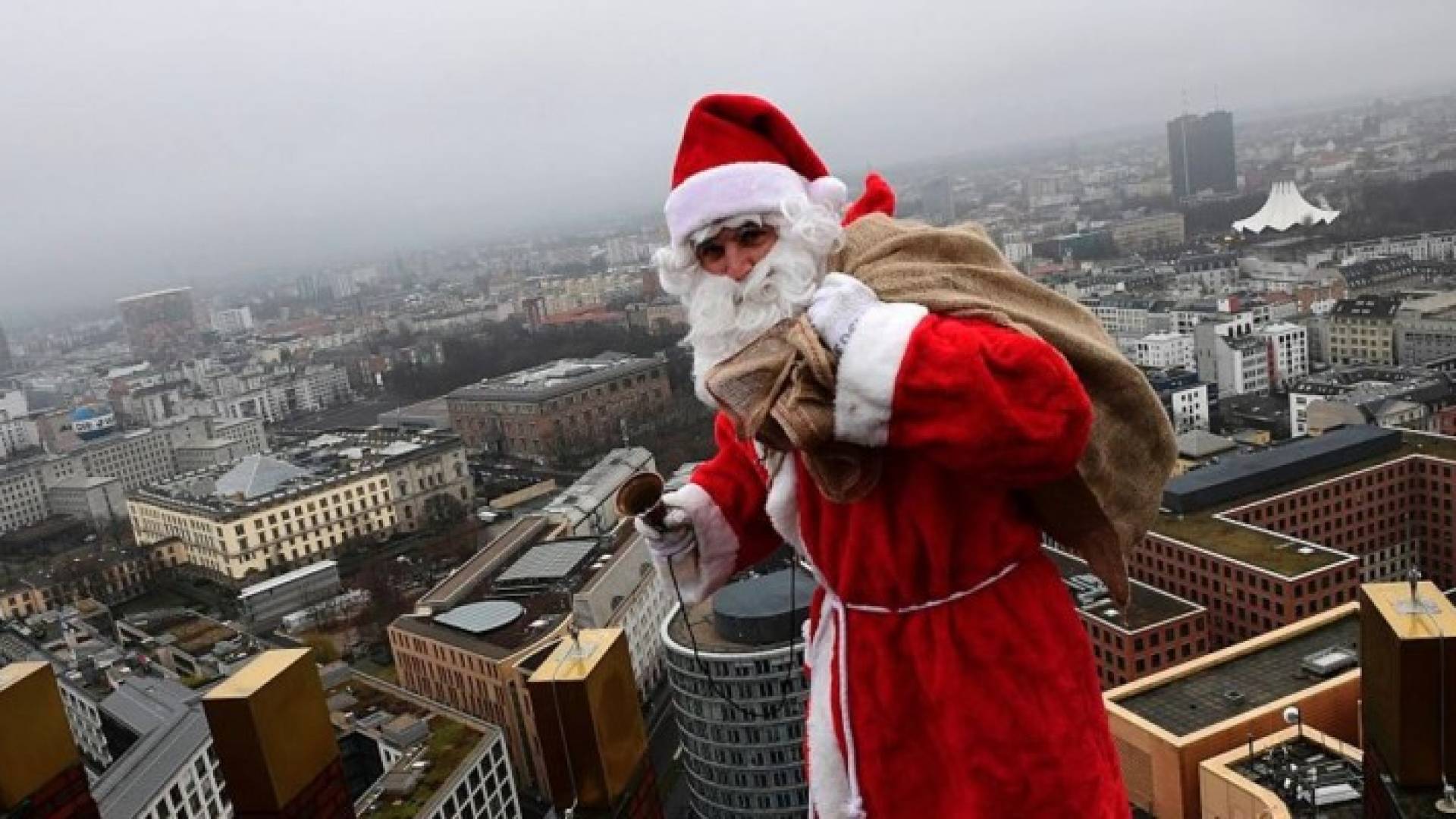 بابا نويل على برج كولهوف الشهير في ألمانيا