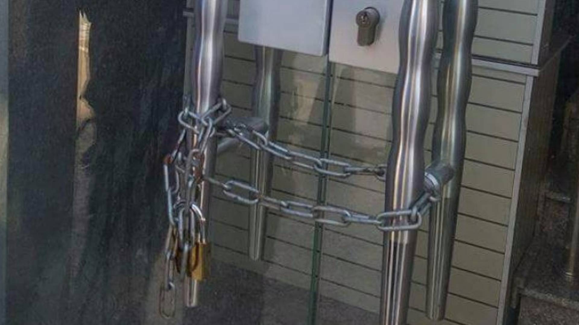 اغلاق باب بلدية عجلون الكبرى بالجنازير 