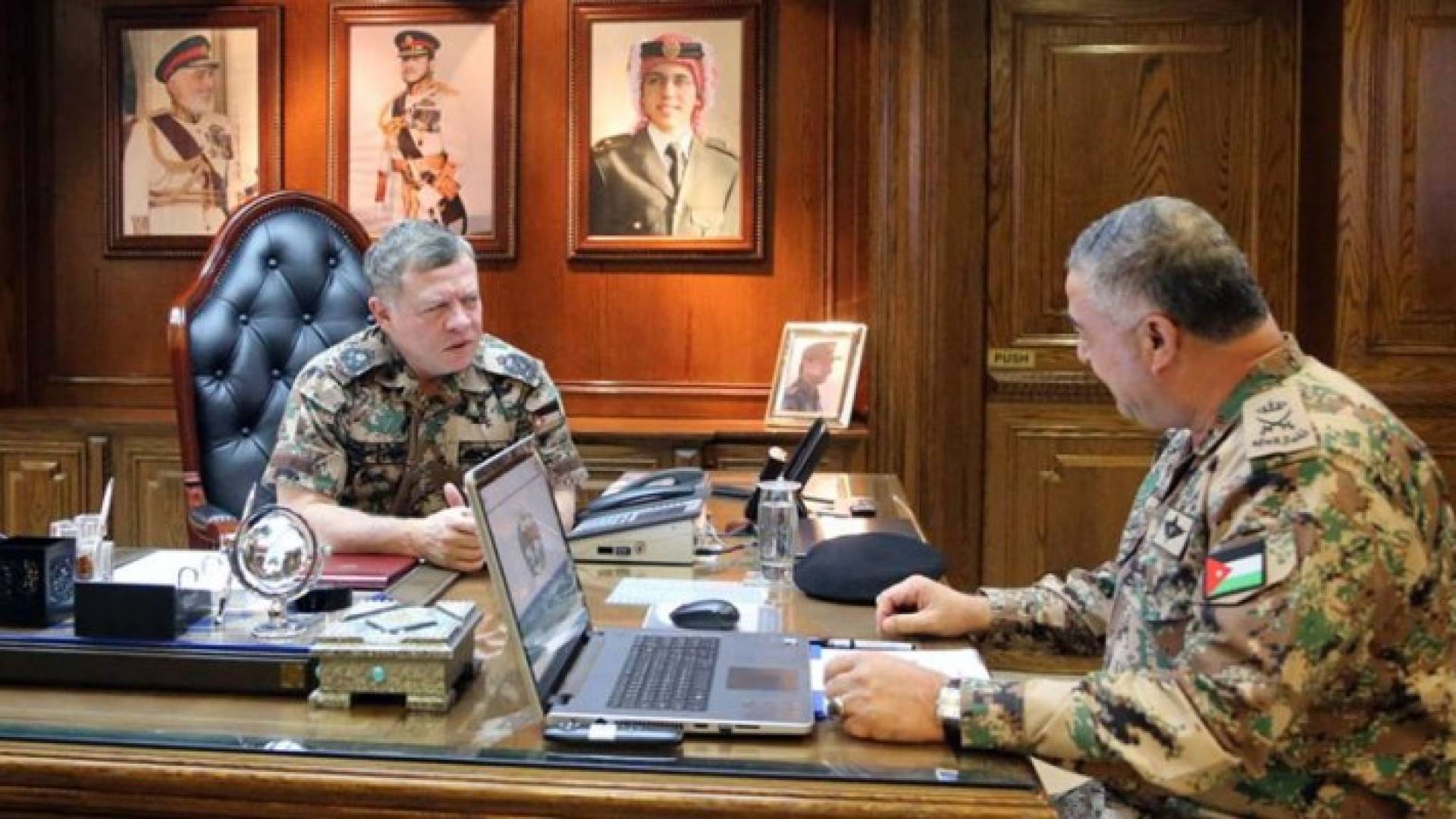 جلالة القائد الأعلى يزور القياده العامه للقوات المسلحه و المديرية العامة لقوات الدرك