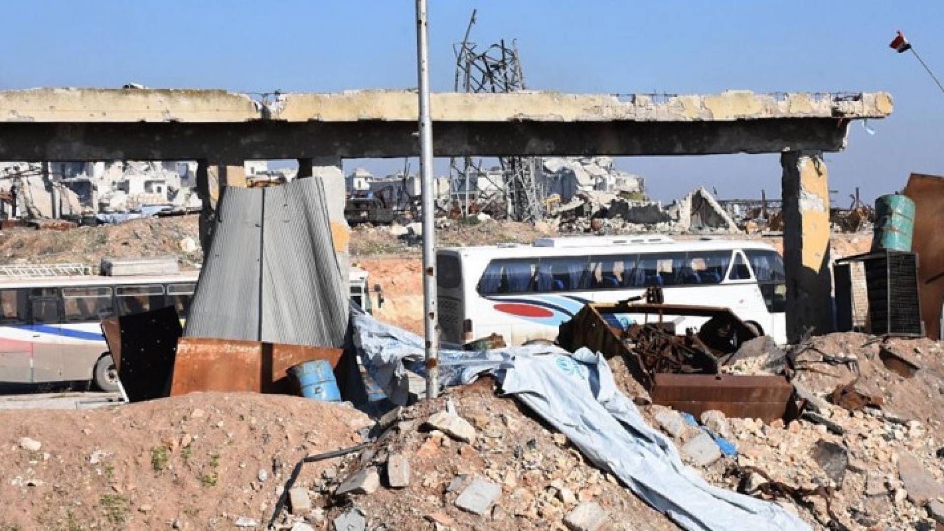  أرشيفية لعدد من الحافلات في انتظار إجلاء المحاصرين في حلب