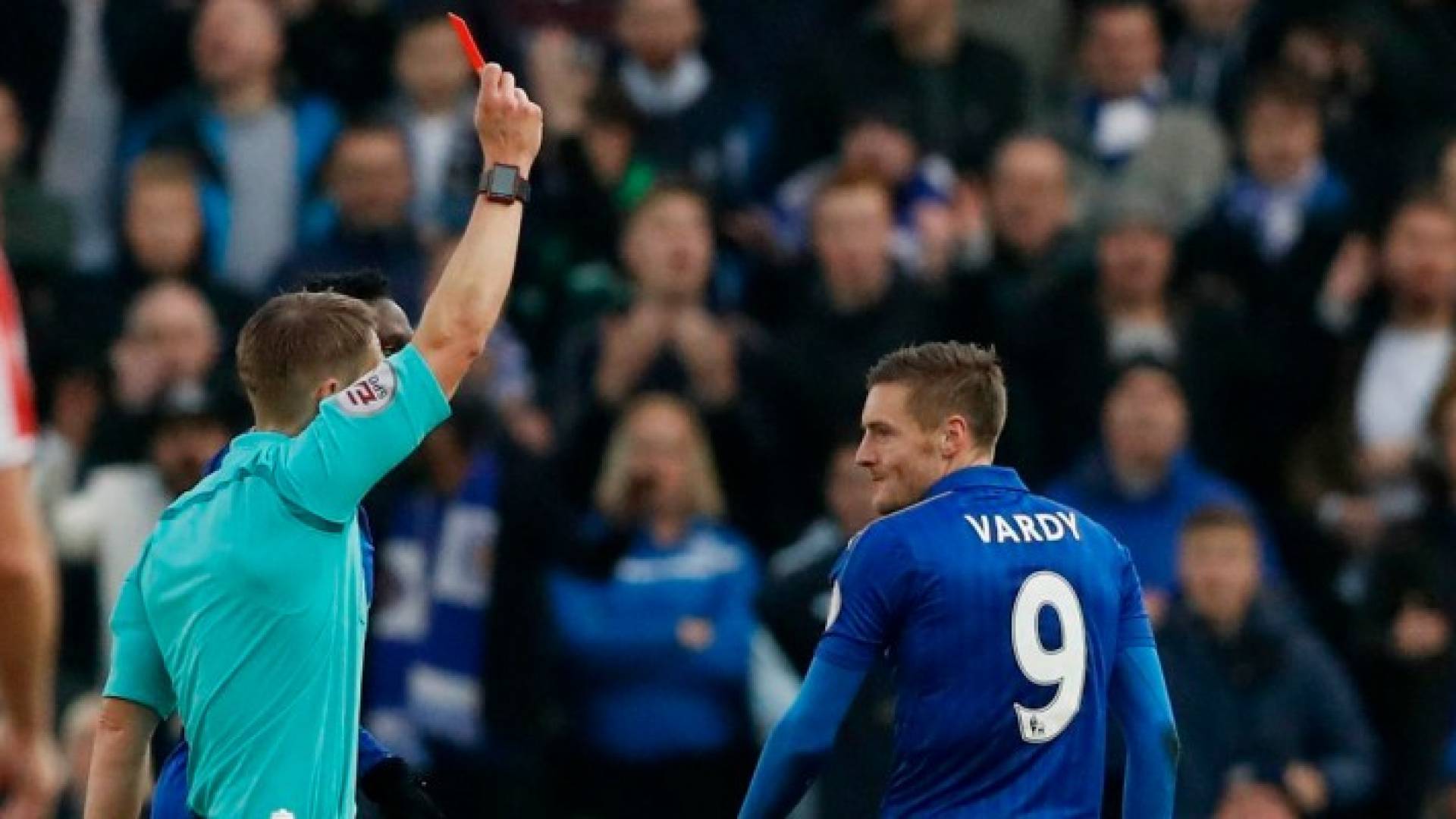 طرد فاردي أثناء مباراة الليستر مع ستوك سيتي التي انتهت بالتعادل 2-2.