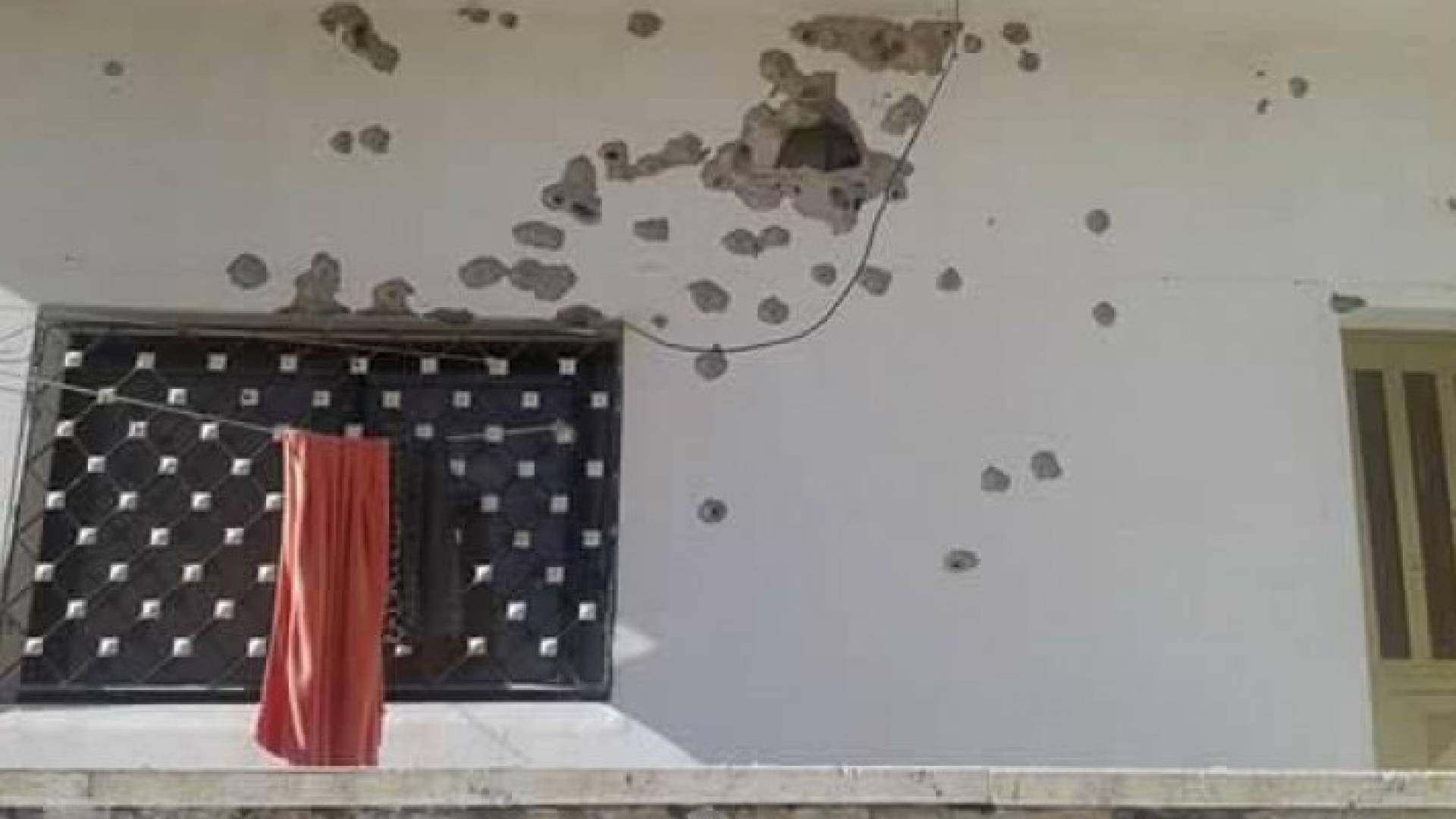 صورة المنزل الذي تحصن بداخله المسلحون في منطقة قريفلا بالكرك 