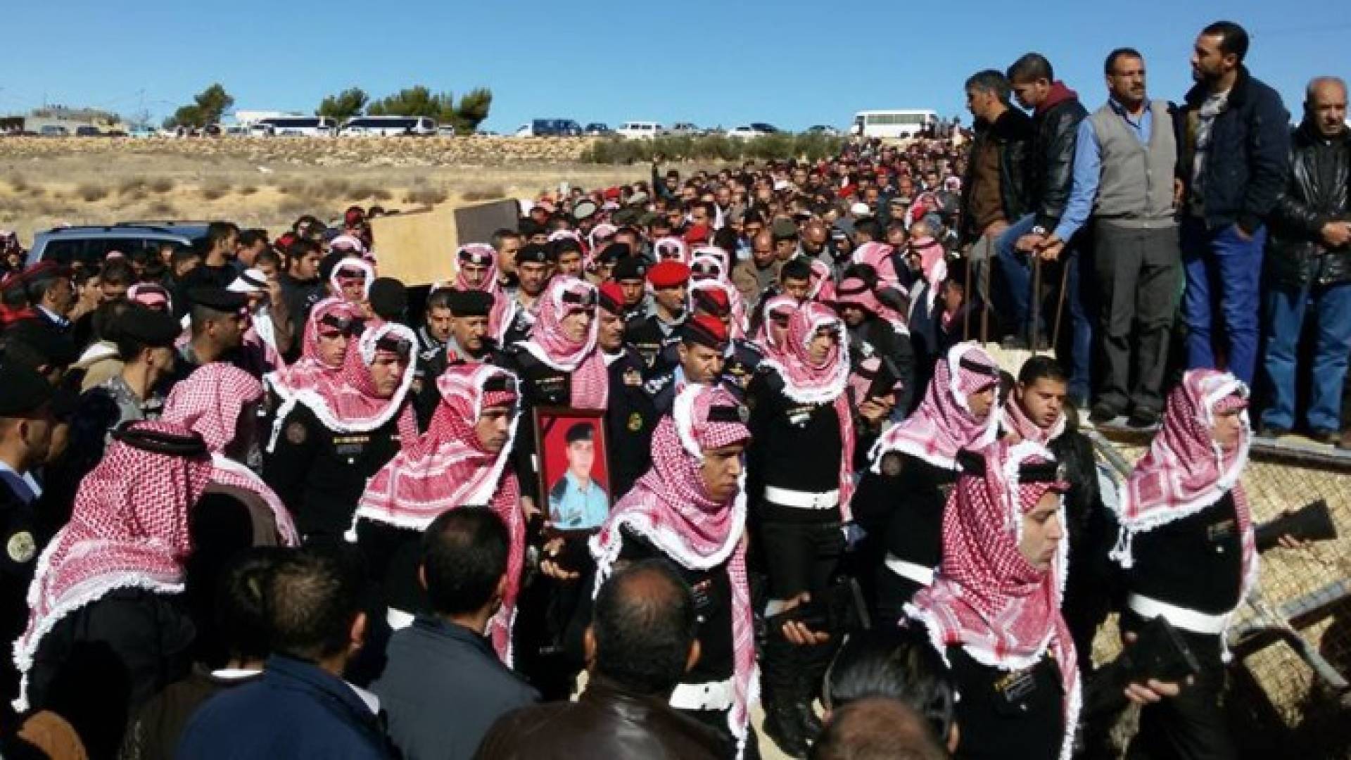 جانب من تشييع أحد شهداء الأمن العام 