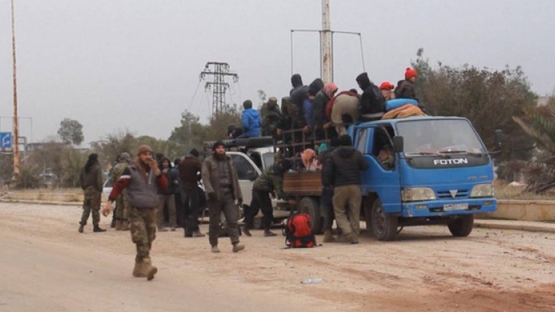 صورة من عملية إجلاء المحاصرين في حلب