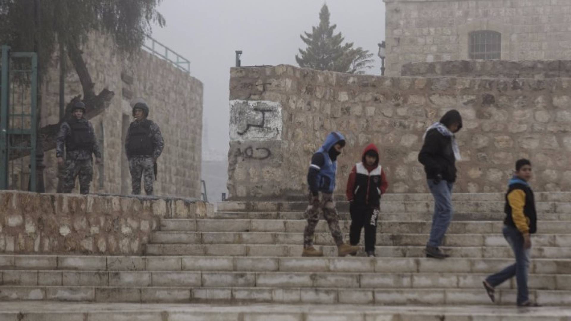 مجموعة من الأطفال أمام قلعة الكرك بعد أن قضت قوات الأمن على الإرهابيين