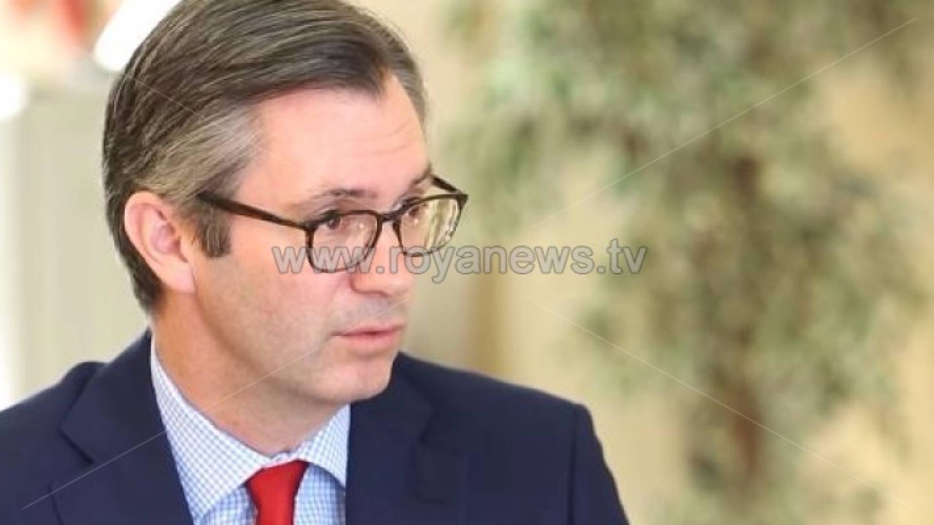 السفير الكندي في عمان بيتر ماكروغل