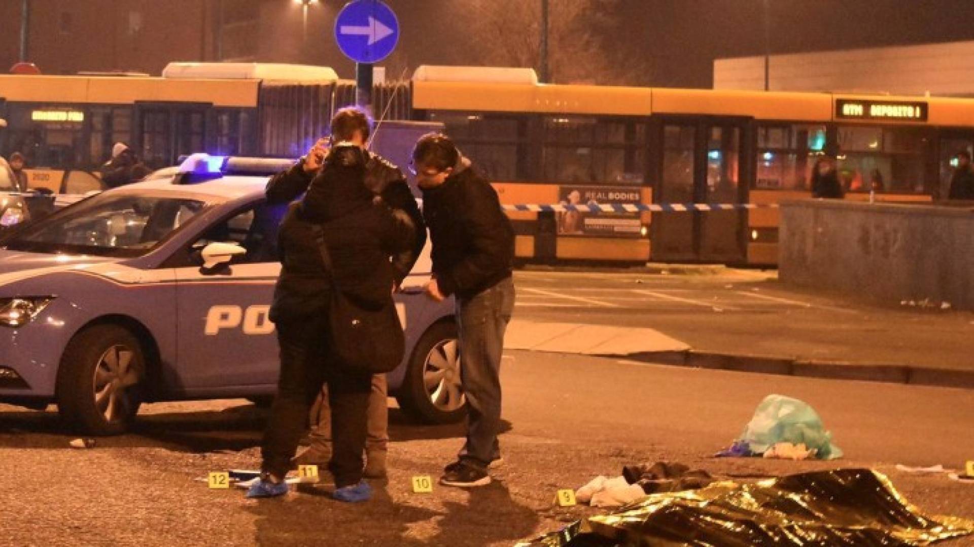 جثة العماري مغطاة في أحد شوارع مدينة ميلانو الإيطالية