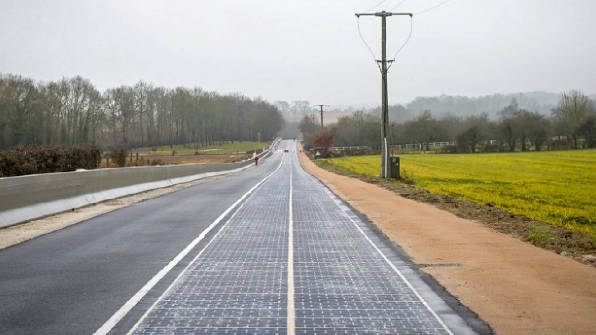 الطريق من الخلايا الشمسية في قرية نورماندي في فرنسا